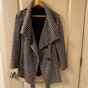 Houndstooth light weight coat. Size medium.